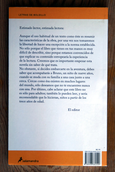 El niño con el pijama de rayas