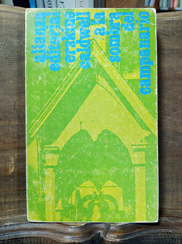 A la sombra del campanario.